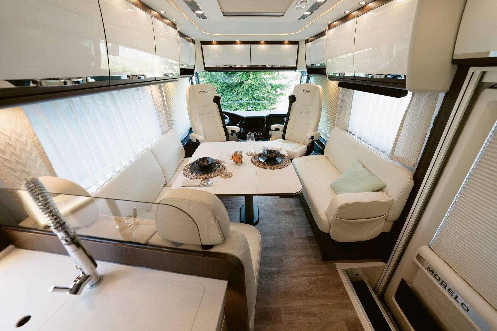 Die geräumige Wohnlandschaft im Palace 88 LB kann ebenso auf Anhieb überzeugen wie das exklusive Mobiliar mit den vielfältigen Beleuchtungselementen.