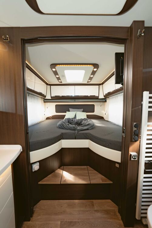 Über eine breite Trittstufe ist die Schlafstatt mit den grossen, getrennten und komfortablen Matratzen bequem zugänglich.