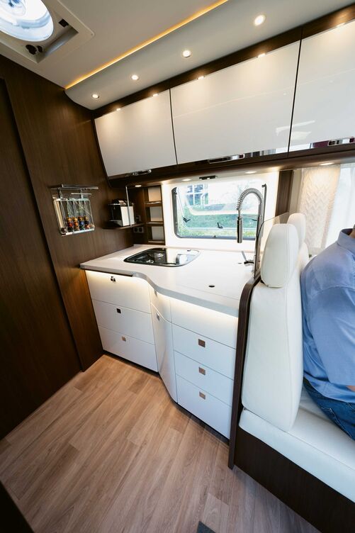 Die auch optisch klasse gemachte Küche ist komplett bestückt und bietet reichlich Arbeitsfläche und Stauraum.