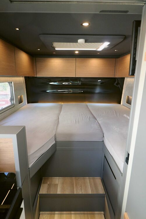 Espace nuit parfaitement réalisé au-dessus du garage arrière, avec de grands couchages dotés de confortables matelas en mousse haute densité pour des nuits reposantes.