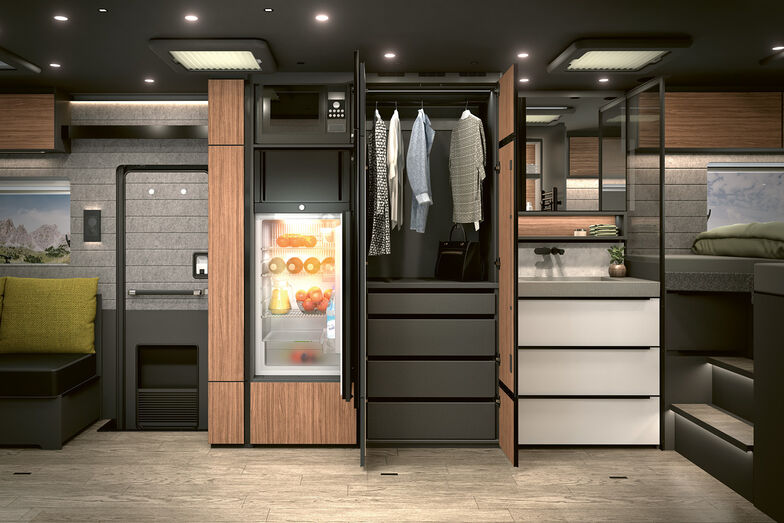 Le réfrigérateur de l’Arto 88 est installé en face du bloc cuisine, et est séparé du coin lavabo par la penderie.