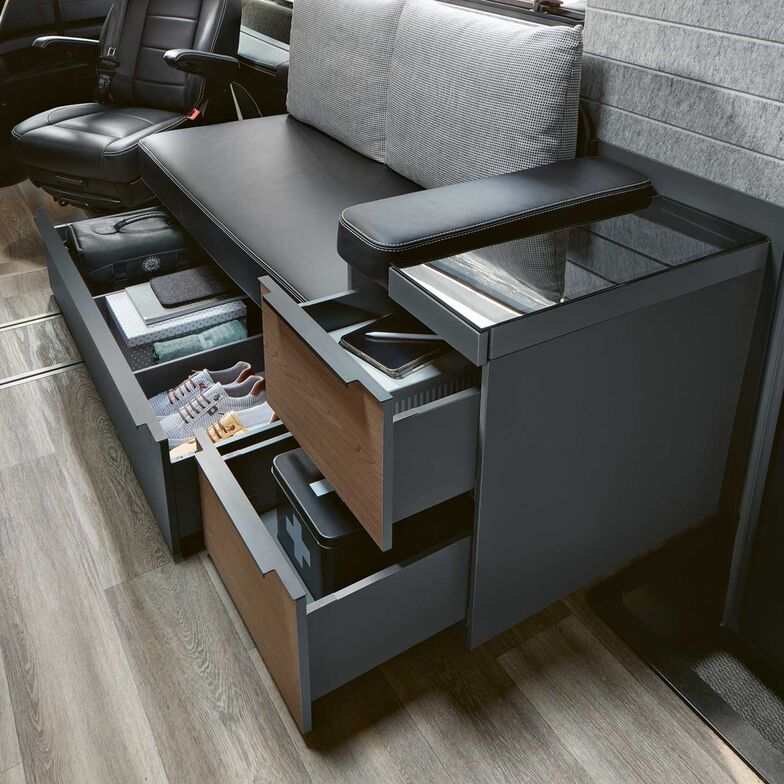 Espaces de rangement pratiques sous la banquette et à côté.