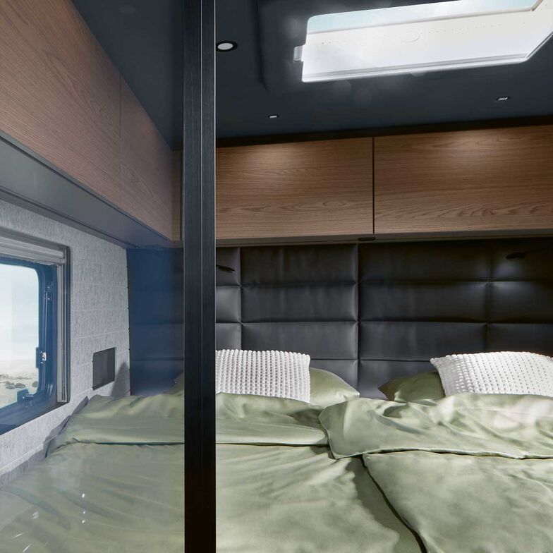 La vitre de séparation de la zone de couchage s’opacifie sur pression d’un bouton.