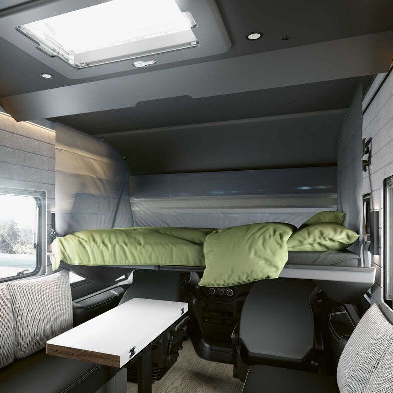 La table reste utilisable même lorsque le lit pavillon est abaissé.