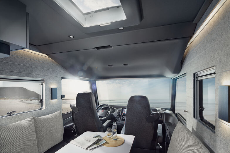 Le lit pavillon parfaitement intégré dans le toit du cockpit est presque invisible.