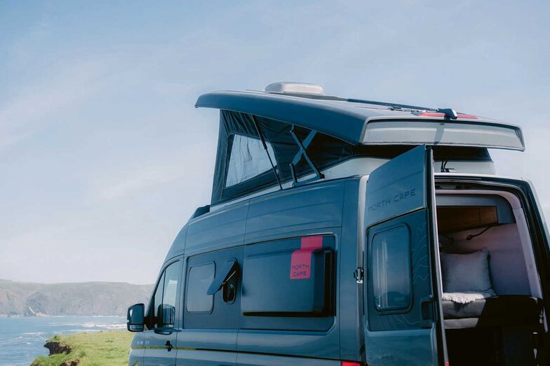 Im Gegensatz zu den Festdach-Varianten, die mit einer 300-W-Solaranlage ausgestattet sind, kommt der Adventure 6XR mit Aufstelldach mit einer 200-W-Solaranlage daher.