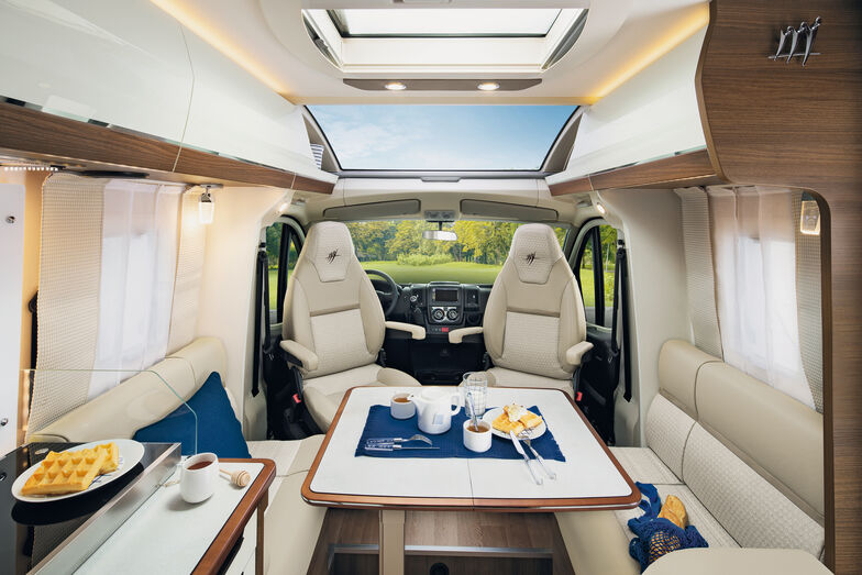 Dînette avec banquettes face à face dans le nouveau Rapido C86.