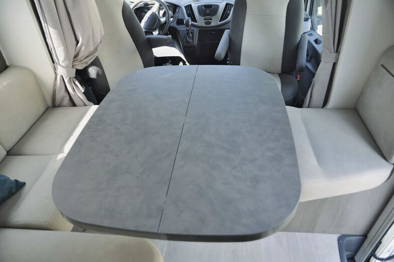 L’ensemble canapé et fauteuils et la table placée au centre.