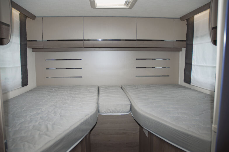 Les couchettes individuelles dans la partie arrière ont une largeur de 90 cm.