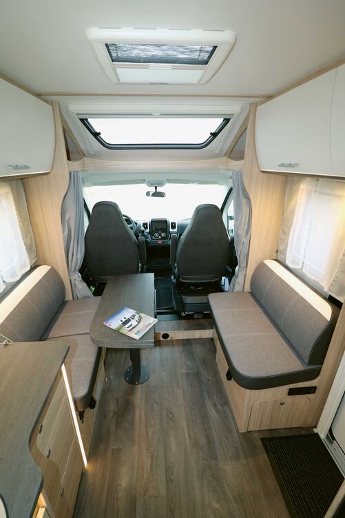 La dînette moderne en face à face offre beaucoup d’espace et peut être transformée en lit et en deux places assises avec ceinture.