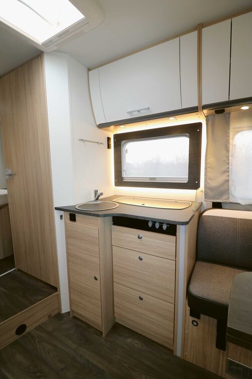 La cuisine séduit tant par son esthétique que par son espace, son équipement complet et son encadrement de fenêtre éclairé.