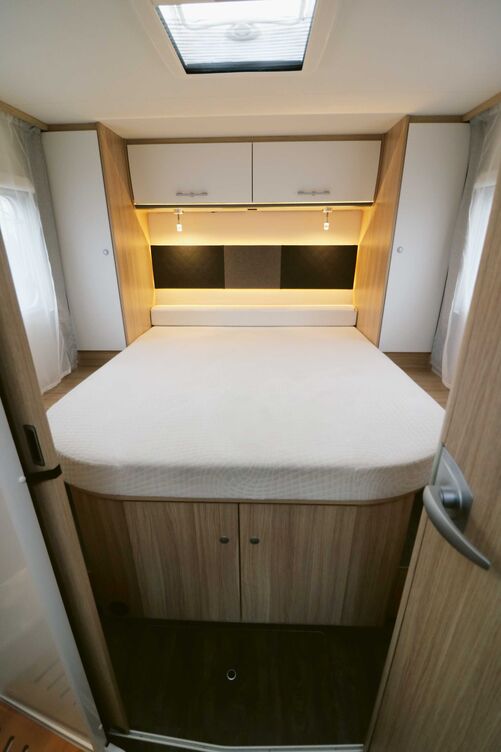 Le lit queen peut être adapté en longueur et offre un sommeil réparateur sur un matelas en mousse haute densité.