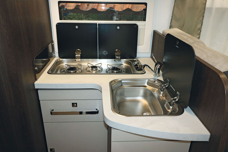 La plaque trois feux avec grands points de cuisson, allumage électrique et couvercles en verre séparés, et l’évier avec mitigeur monocommande et écoulement haut font partie des points positifs.