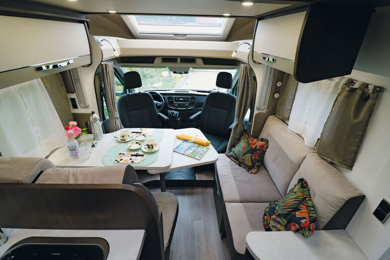 Le décor Montecarlo, très tendance, dont le mélange de coloris clairs et foncés crée un ensemble harmonieux avec le revêtement de sol gris/blanc et le design des meubles rembourrés et diffuse une ambiance très raffinée.