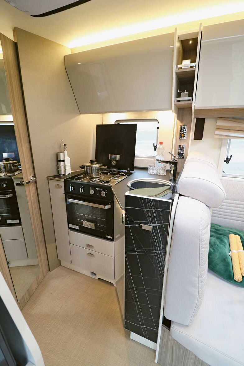 La cuisine séduit par son style élégant et son placard inférieur d’angle, ici équipé du four en option.