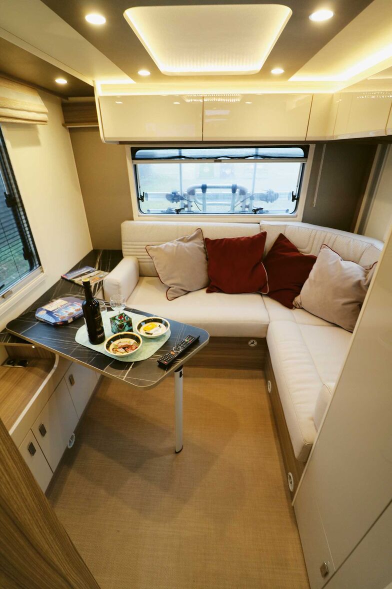 Le confortable salon arrière crée d’emblée une sensation de bien-être, d’autant plus que la grande fenêtre basculante côté auvent offre une excellente vue.