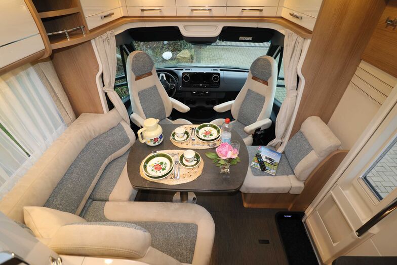 Des teintes de bois chaleureuses harmonieusement associées à des façades claires et brillantes, aux coloris des textiles et à l’éclairage créent une sensation de bien-être.