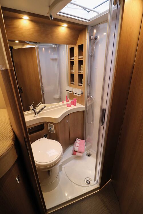 L’espace sanitaires marque des points avec son élégant équipement et sa douche séparable par de pratiques portes en verre acrylique.