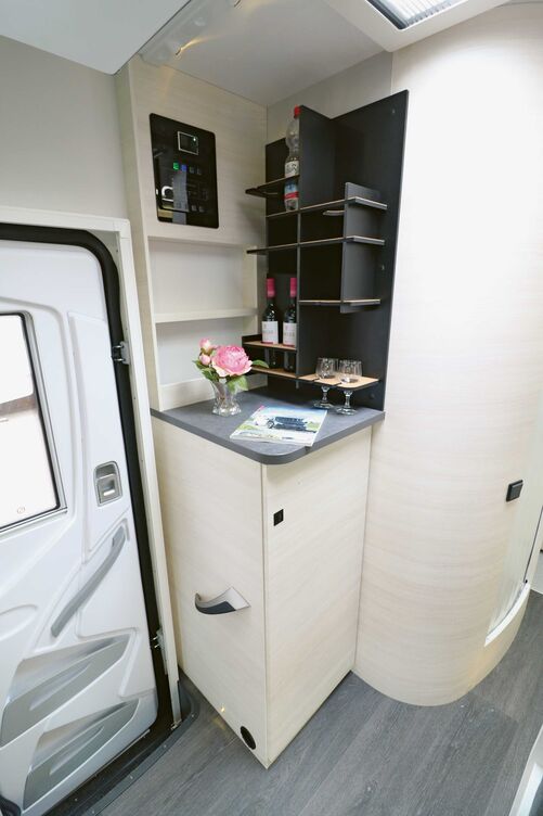 Entrée bien conçue avec penderie à mi-hauteur.