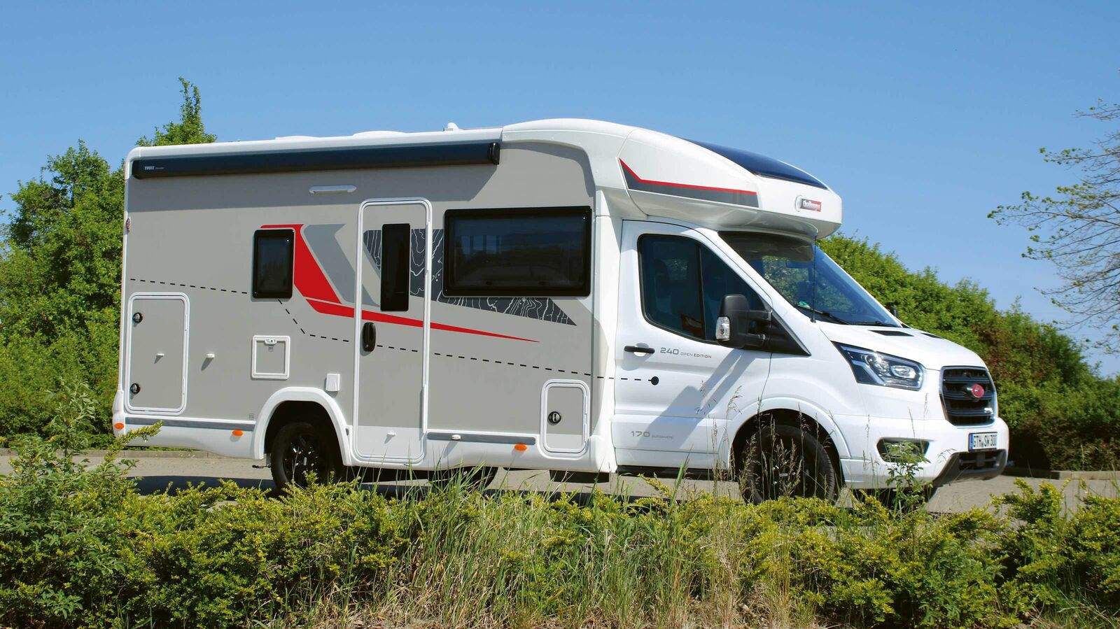 Basé sur le Ford Transit, le Challenger 240 Open Edition présente une allure globalement élégante, avec notamment une combinaison de couleurs de parois, une cabine blanche et des jantes alu gris foncé.