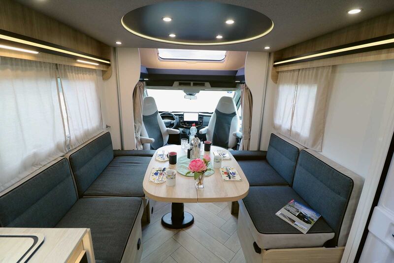 Avec ses banquettes en longueurs et les sièges de cabine, la dînette esprit lounge est spacieuse et confortable.