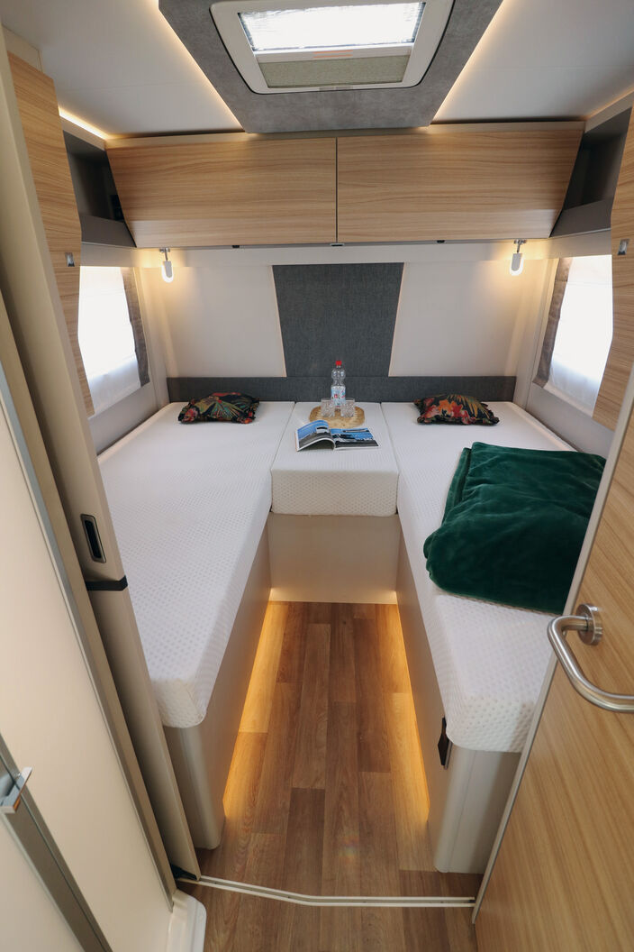 Chambre à coucher à l’arrière, avec une formidable sensation d’espace et un accès confortable aux lits bas et spacieux équipés de matelas confortables conçus dans un matériau régulateur de climat.