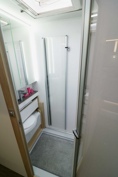 Si l’on replie le lavabo et le W.C., on obtient une grande douche.