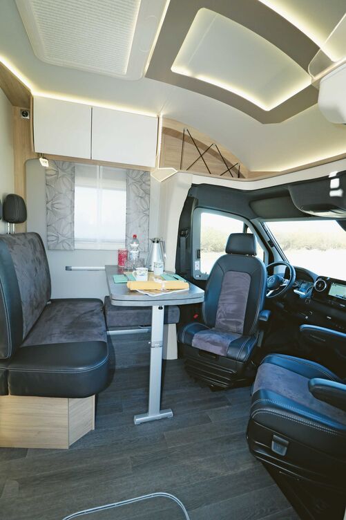 Le décor bois moderne associé à des éléments clairs et aux couleurs sombres des coussins et du sol confèrent au Neo Black Line une ambiance intérieure élégante.