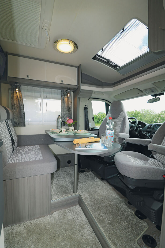 La dînette peut accueillir au maximum quatre personnes, tandis que le lanterneau de la cabine apporte de la lumière et de l’air.