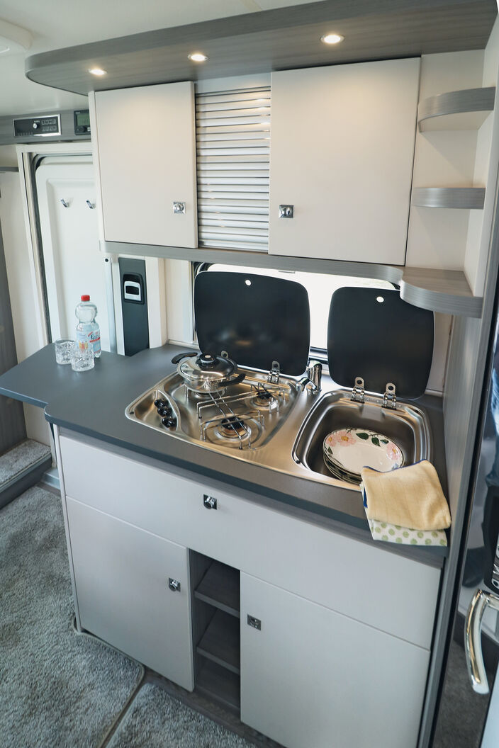 Avec ses trappes claires et ses éléments sombres, son baldaquin éclairé, ses niches de rangement et sa capacité de stockage, la cuisine plaît d’emblée.