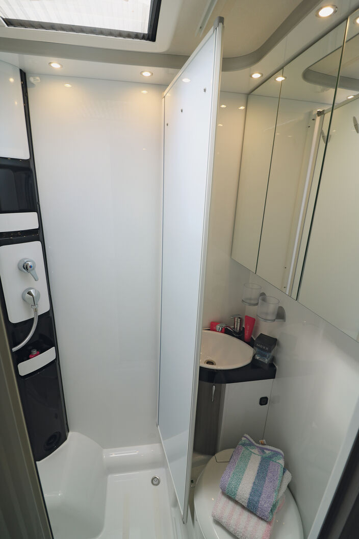 Une porte battante et une porte pliante permettent de créer l’espace douche.