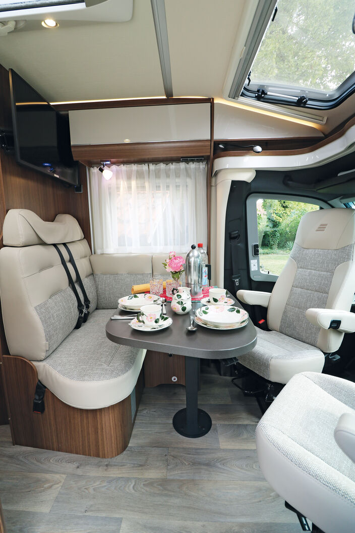 Le chaleureux espace intérieur est à la fois aéré et raffiné et crée une atmosphère très agréable.