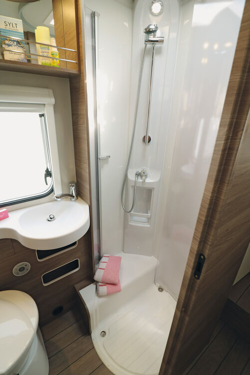 Dans la douche séparée, l’équipement et la liberté de mouvement répondent à toutes les attentes, et l’estrade liée au passage de roue ne dérange pas vraiment.