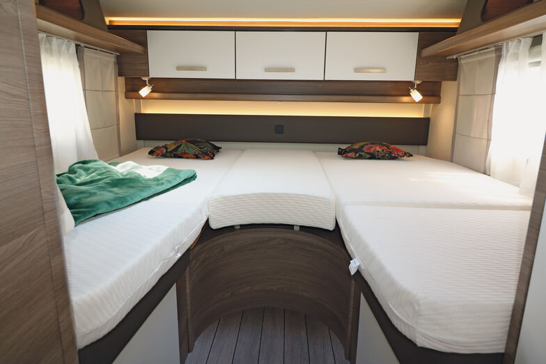 La chambre arrière offre suffisamment d’espace et de confort. Nous avons également été convaincus par les lits bien dimensionnés, dont les matelas en mousse haute densité de cm d’épaisseur sont posés sur des sommiers à lattes en bois pour un sommeil réparateur.