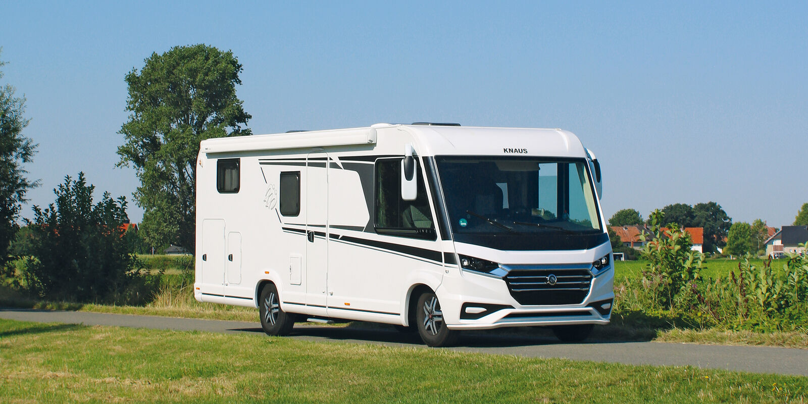 Le Knaus Live I 700 MEG de 7,53 m de long convainc par sa bonne tenue de route et sa consommation modérée. En supplément, le puissant moteur turbo diesel 177 chevaux et la boîte automatique moderne se révèlent être des investissements très recommandables.