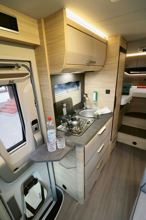 La cuisine compacte avec plaque de cuisson à deux feux, évier rond et mitigeur monocommande avec écoulement haut répond à toutes les attentes.