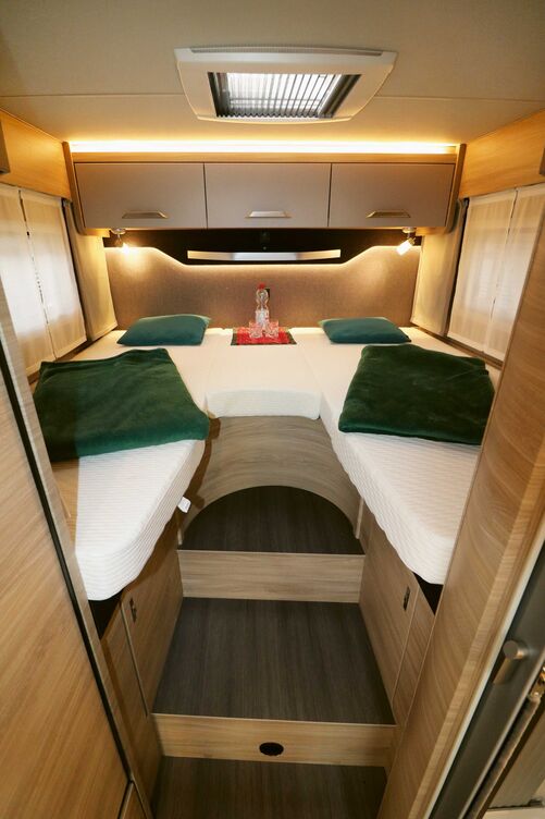 L’espace nuit avec ses lits jumeaux confortables, ses nombreux éléments d’éclairage et son aménagement chaleureux plaît d’emblée.