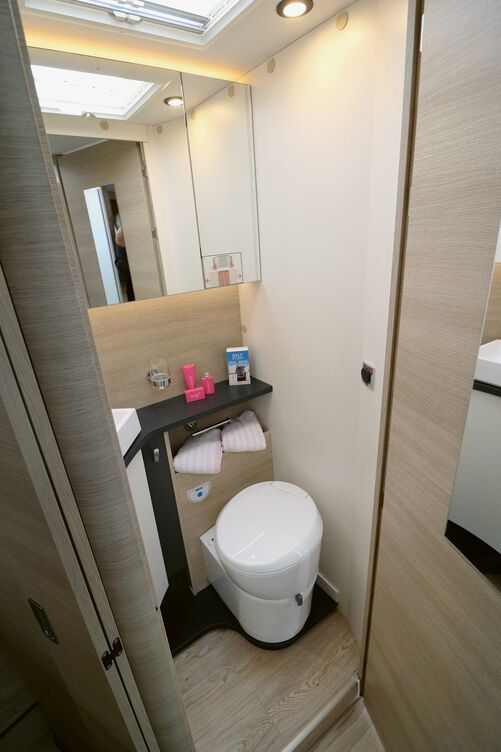 L’espace sanitaires est lumineux et agréable, offre une grande liberté de mouvement et brille par son équipement complet.