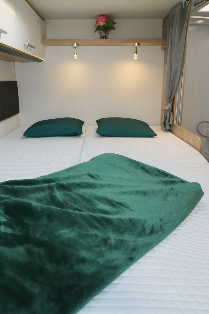 Le lit double transversal au-dessus du coffre arrière est doté de matelas en mousse haute densité posés sur des sommiers à lattes en bois.