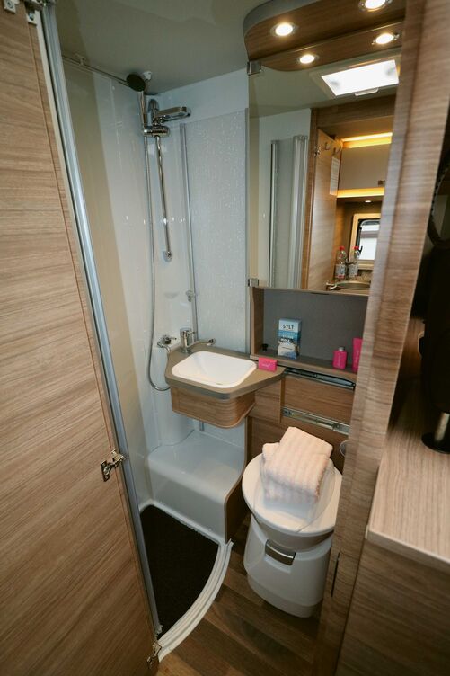 La salle de bains séduit par son équipement fonctionnel et sa douche séparable avec douchette séparée.