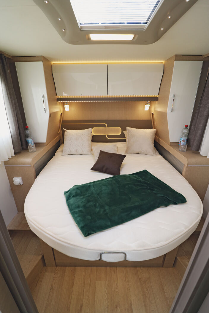 Le couchage convainc à tous les niveaux. Il suffit de décaler le matelas pour profiter d’un canapé confortable en journée et augmenter l’espace.