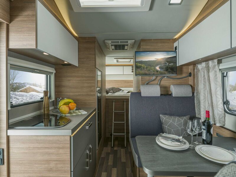 À l’intérieur du modèle à alcôve CaraHome 650 DG, on trouve une implantation familiale classique.