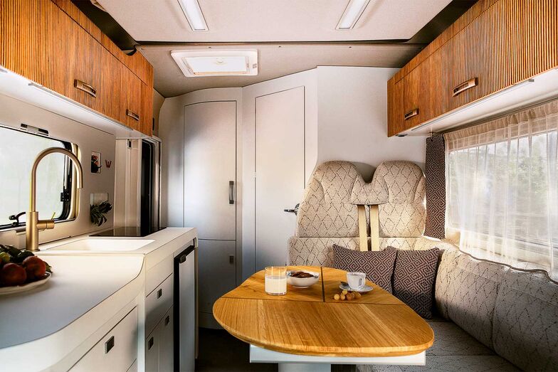 Vue depuis la cabine sur la dînette et l’entrée, l’armoire et l’espace sanitaires à l’arrière.