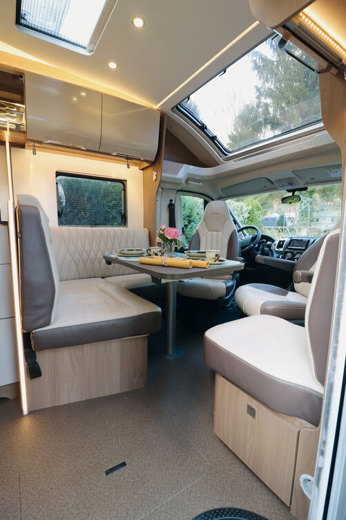 Jusqu’à cinq personnes peuvent s’asseoir autour de la table réglable.