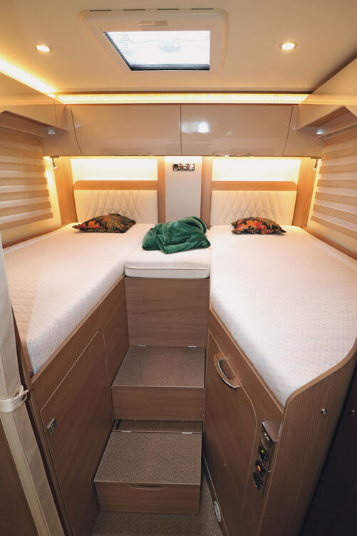 Mesurant près de deux mètres de long, les lits sont dotés de matelas en mousse à haute densité posés sur des sommiers à lattes en bois pour un sommeil parfait.