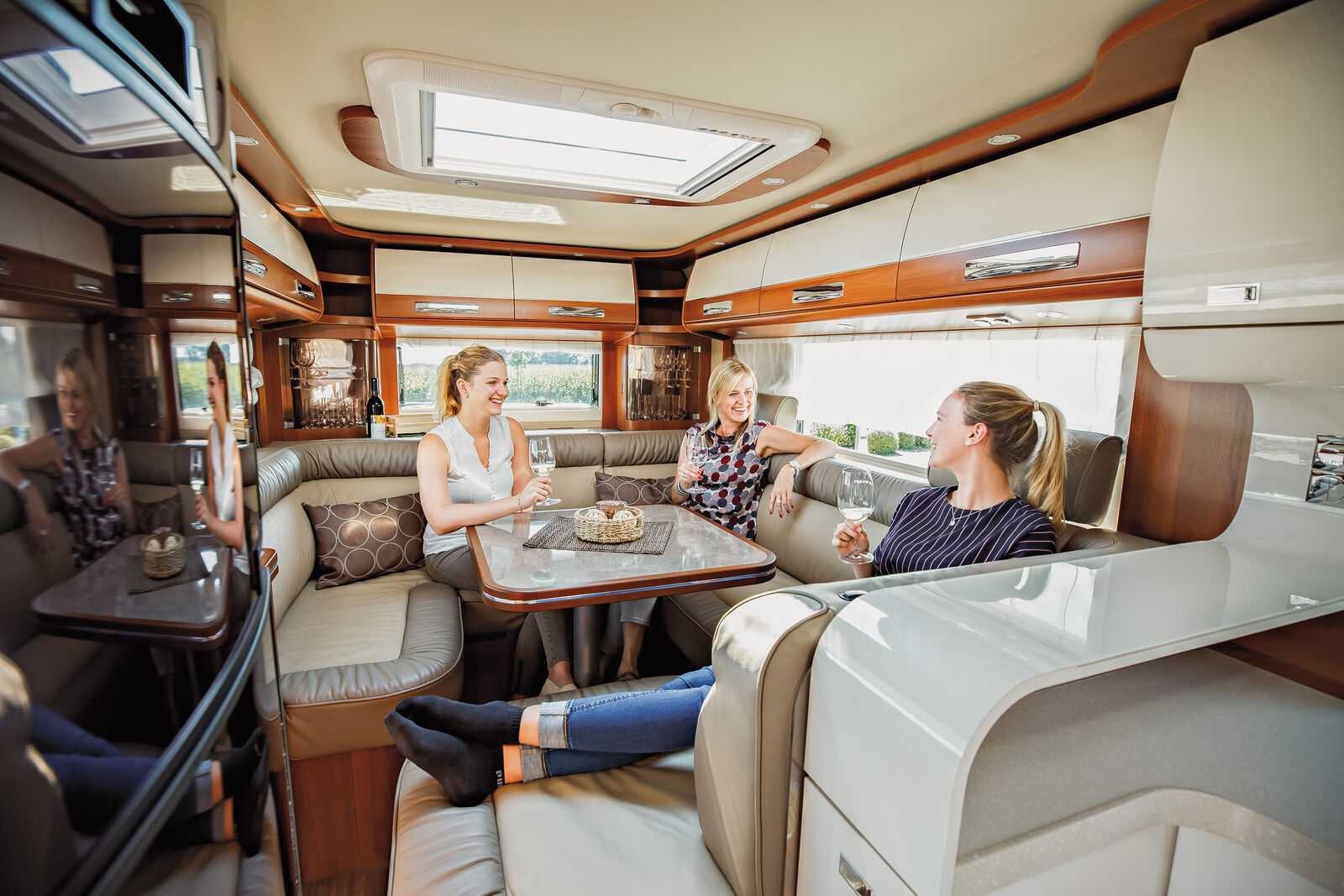 La dînette avec méridienne déployée.