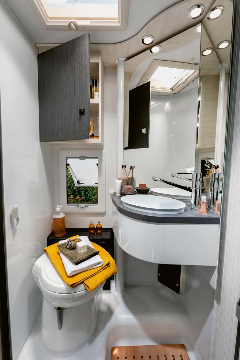 Pour prendre une douche, il suffit de rabattre l’élément miroir-lavabo sur le côté, et la douche apparaît.