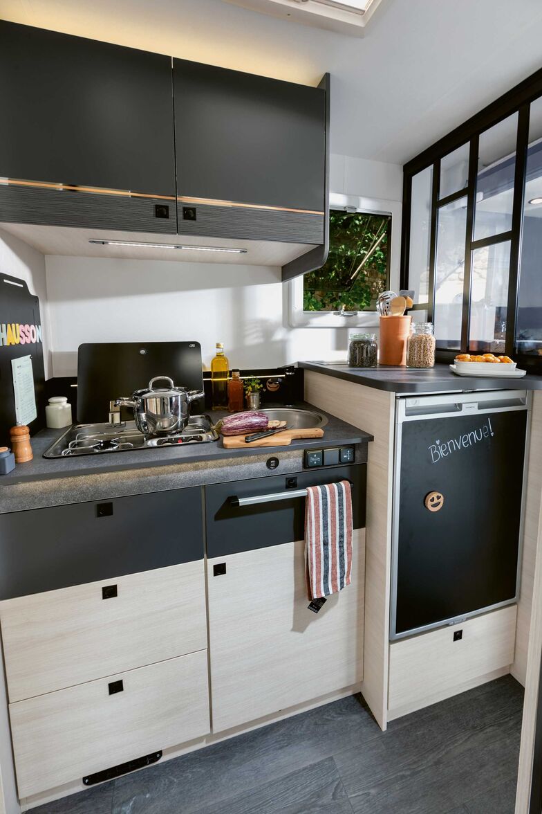 Le bloc cuisine moderne se trouve du côté gauche du véhicule.