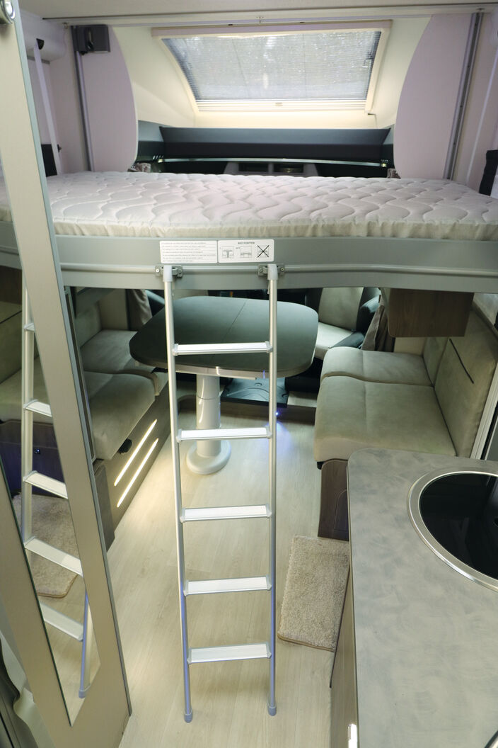 Le lit pavillon à commande électrique offre un con-fort suffisant sur un couchage de taille adaptée.