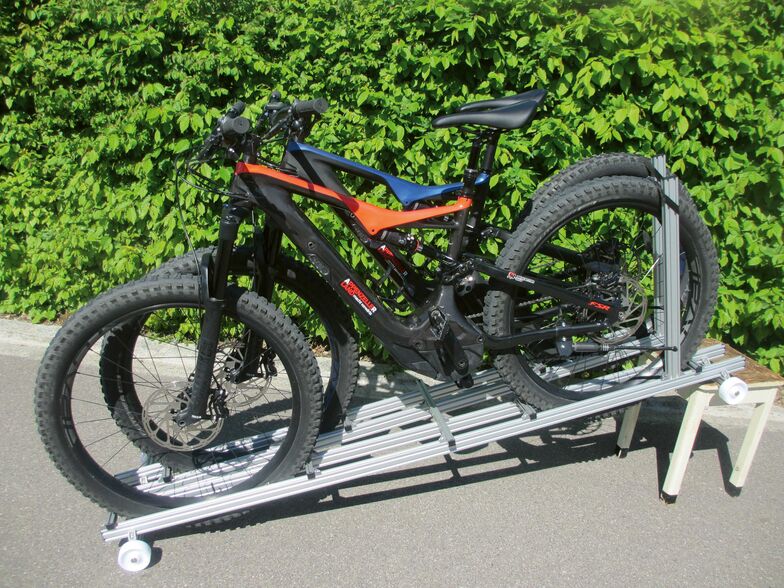 Zwei Velos passen nebeneinander.